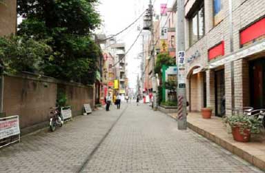 志木駅から出た直後の路地