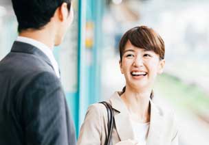 会話する女性