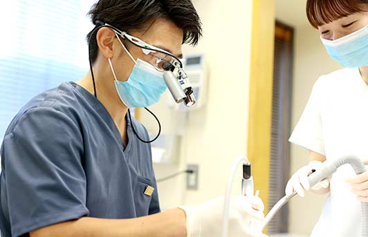歯科治療をしている男性歯科医師