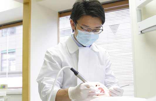 歯科治療をしている男性歯科医師
