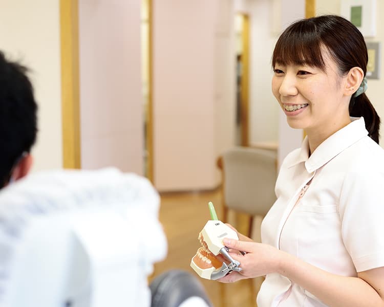 女性歯科医師からのカウンセリングを受けている女性
