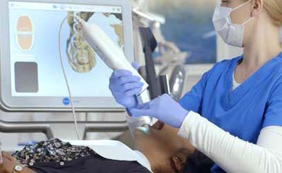 3Dスキャンでデータを取得する医師