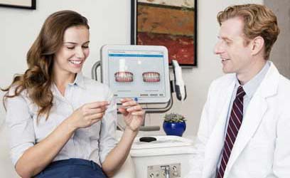 インビザラインを手にする患者と医師