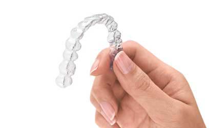 インビザラインを持つ手