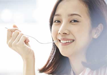 笑顔を食事をしてる女性