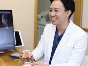 矯正の相談を受けている女性歯科医師